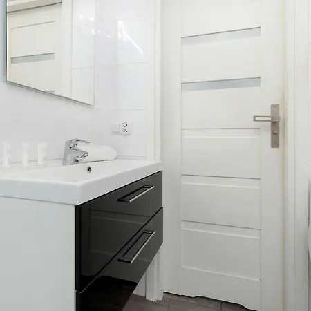 Spacious In For 8 People By Renters *